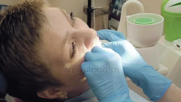 Mulher no consultório da clínica médica do dentista — Vídeo de Stock