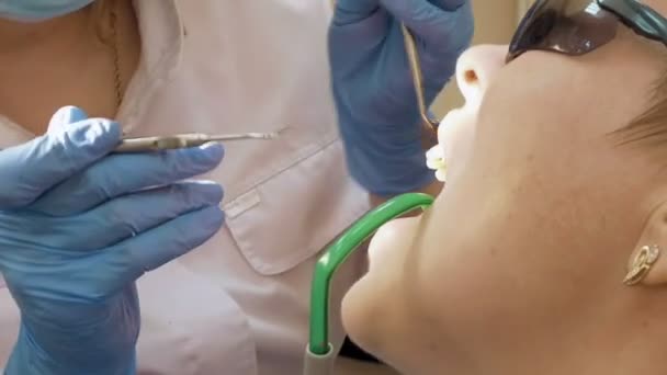 Femme au cabinet du dentiste clinique médicale — Video