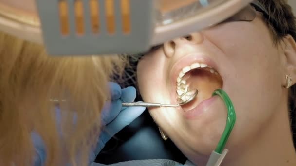 Mulher na clínica médica dentista para tratamento — Vídeo de Stock