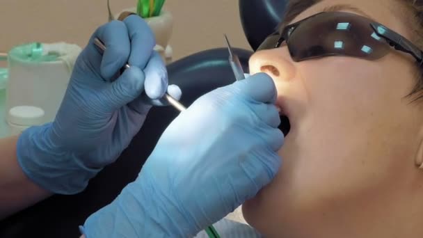Mulher no consultório da clínica médica do dentista — Vídeo de Stock