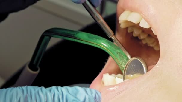 Kadın diş hekimi tıbbi klinik ofis — Stok video