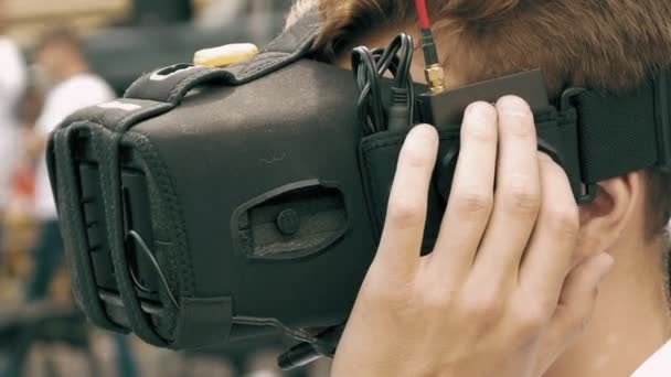 Homem corrigindo óculos VR para piloto drone FPV — Vídeo de Stock