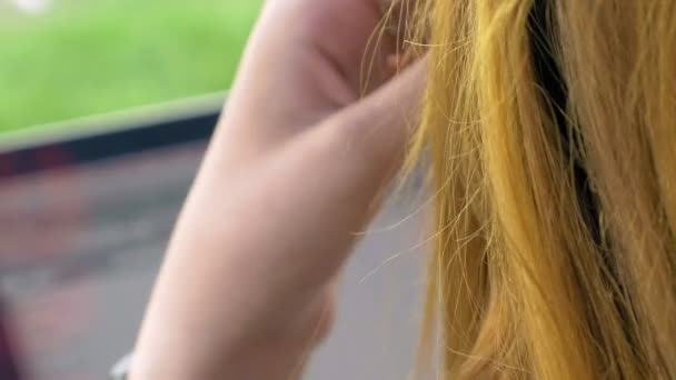 Sobre el hombro de la mujer joven con el pelo rojo — Vídeos de Stock
