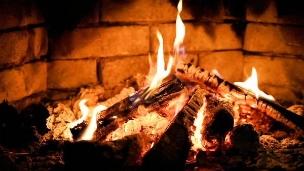Горящий пламень в камине. Тепло и уютно . — стоковое фото