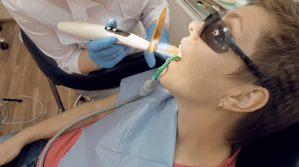 Nainen hammaslääkärin vastaanotolla. — kuvapankkivalokuva