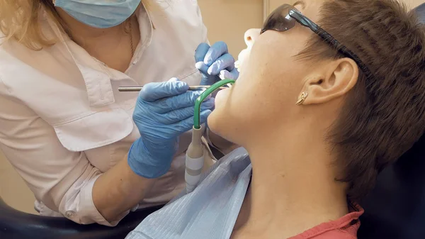 Kobieta w klinice medycznej dentysta dla leczenia — Zdjęcie stockowe