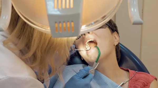 Kobieta o Przychodnia gabinet stomatologiczny — Zdjęcie stockowe