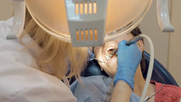 Mulher no consultório da clínica médica do dentista — Fotografia de Stock