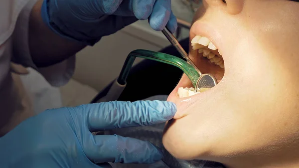 Mulher na clínica médica dentista para tratamento — Fotografia de Stock