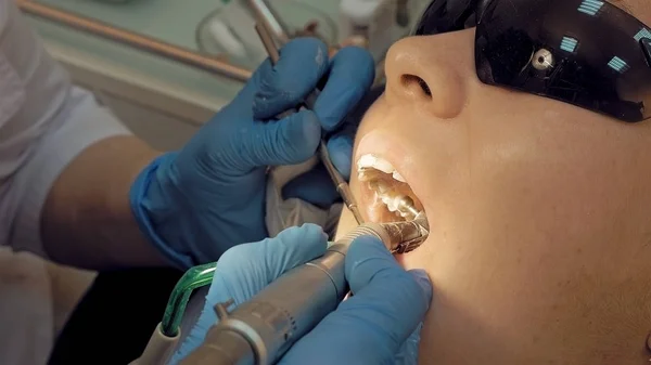 Mulher na clínica médica dentista para tratamento — Fotografia de Stock