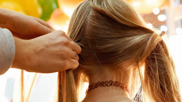 Modelo feminino recebendo seu cabelo vestido — Fotografia de Stock