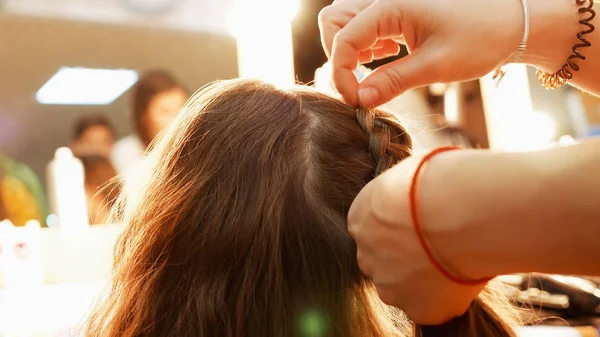 Modelo feminino recebendo seu cabelo vestido — Fotografia de Stock