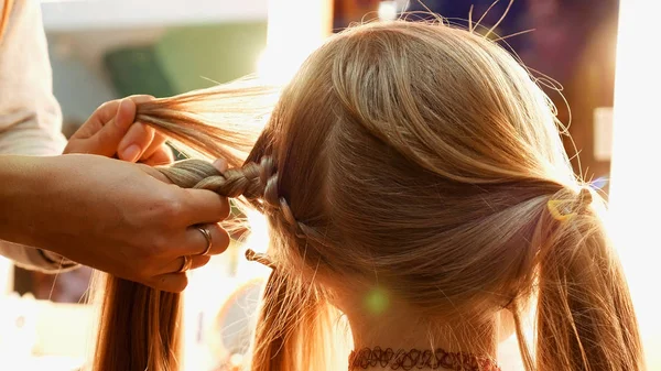 Modelo feminino recebendo seu cabelo vestido — Fotografia de Stock