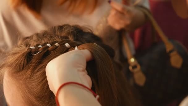 Modelo femenina vistiéndose el pelo — Vídeos de Stock