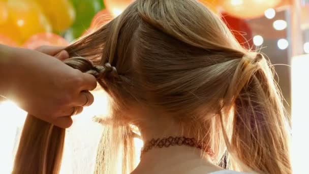 Modelo feminino recebendo seu cabelo vestido — Vídeo de Stock