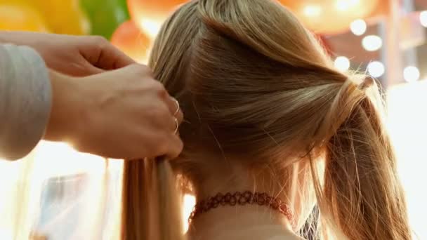 Modelo femenina vistiéndose el pelo — Vídeos de Stock