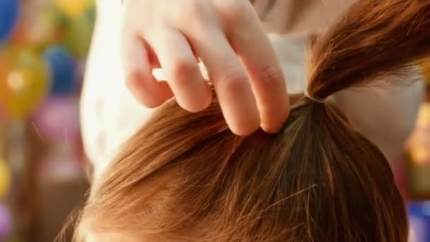 Femme modèle obtenir ses cheveux habillés — Video