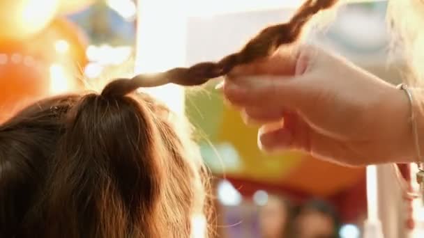Modelo feminino recebendo seu cabelo vestido — Vídeo de Stock