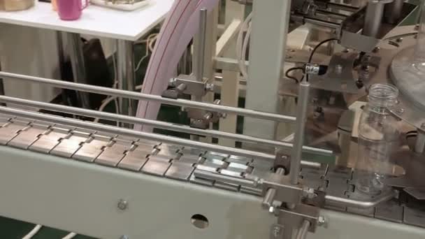 Conveyor product line for pouring beverage bottles — Stock Video