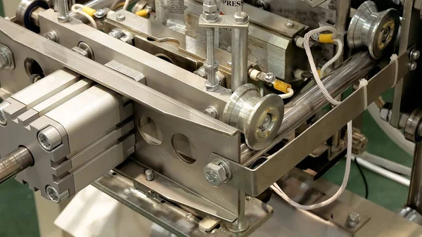 Máquina de embalaje de fábrica con tubos y rollos — Foto de Stock