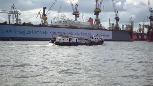 船与德国国旗航行过去货物终端 — 图库视频影像
