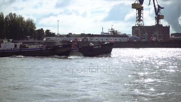 Dos barcos navegando más allá de los muelles de Marin terminal de carga — Vídeos de Stock