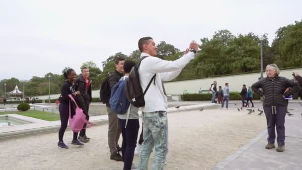 Мультирасовая группа делает селфи с Эйфелевой башней — стоковое видео
