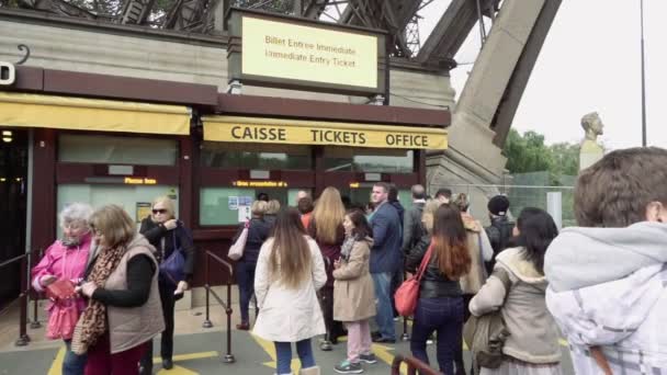 Turisti in coda alla biglietteria della Torre Eiffel — Video Stock