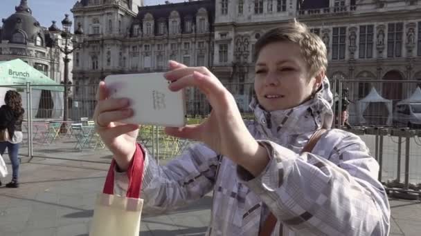 Woman takes selfie with smartphone — Stock Video