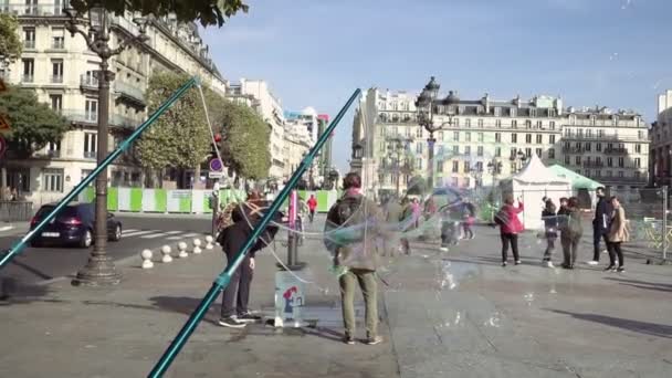 Ανατίναξη του γίγαντα σαπουνόφουσκα στην πλατεία της πόλης — Αρχείο Βίντεο