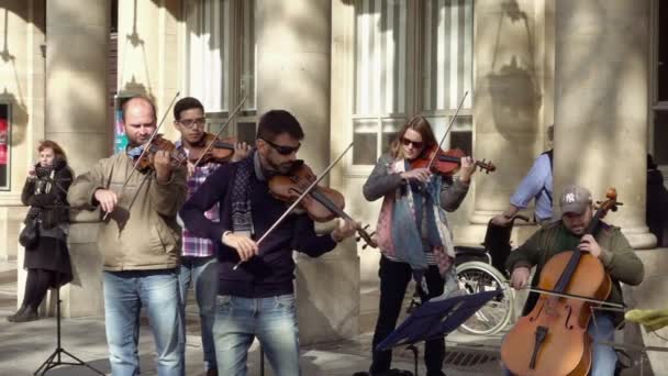 Straatmuzikanten in zonnebril spelen — Stockvideo