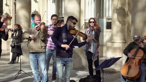 Straatmuzikanten in zonnebril spelen — Stockvideo