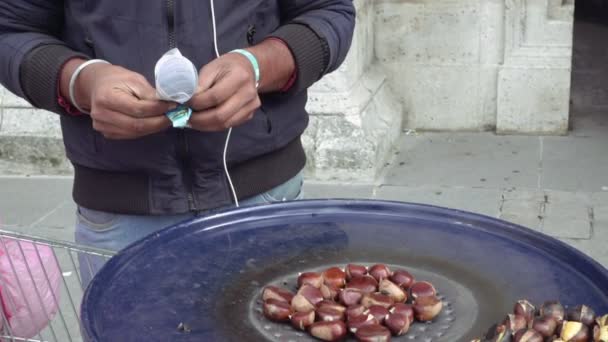 Geroosterde kastanjes stomen op grote blauwe metalen pan — Stockvideo