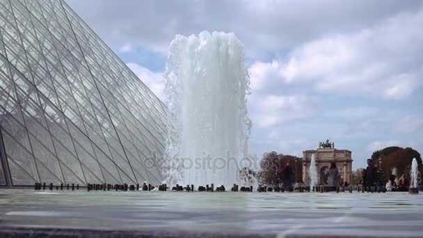 Çeşme yakınındaki Louvre cam piramit — Stok video