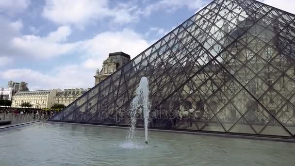 Çeşme yakınındaki Louvre cam piramit — Stok video