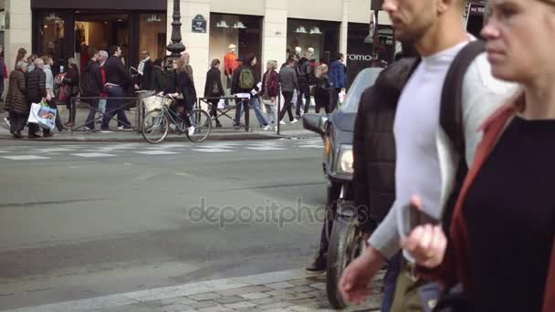 Persone che attraversano la strada al bivio — Video Stock