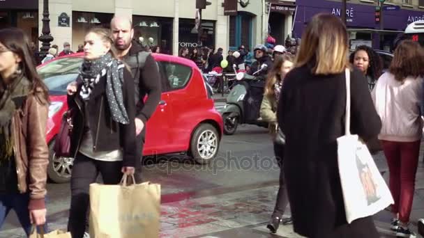 Personer korsar gatan vid övergångsställe — Stockvideo