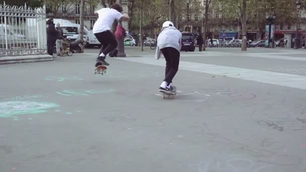 Skateboard tricks på gatan — Stockvideo
