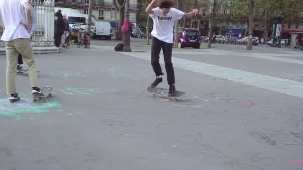 Trucchi di skateboard sulla strada — Video Stock