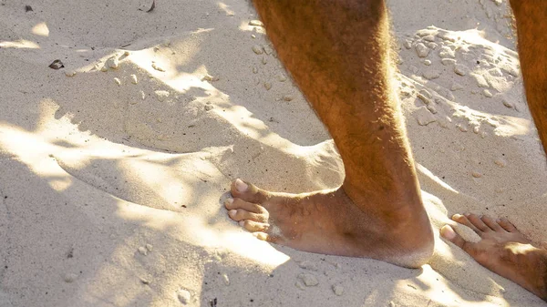 Piedi maschili che camminano sulla sabbia — Foto Stock