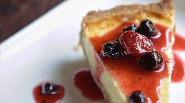 Pastel de queso rematado con salsa de frutas —  Fotos de Stock