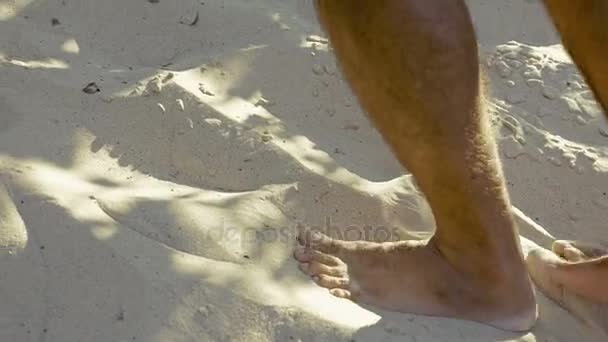 Чоловічі ноги, що йдуть на пісок — стокове відео