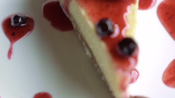 Peça de bolo de queijo coberto com molho de frutas — Vídeo de Stock