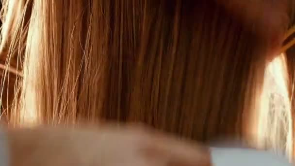 Weibliches Modell bekommt ihr Haar angezogen — Stockvideo