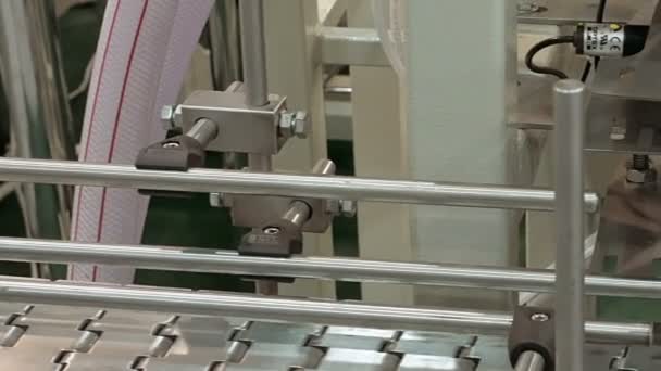 Conveyor product line for pouring beverage bottles — Stock Video