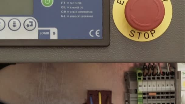 Acil durum durdurma kırmızı düğme ile elektrik kutusu — Stok video