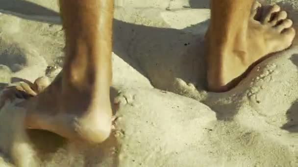 Mannelijke voeten lopen op zand — Stockvideo