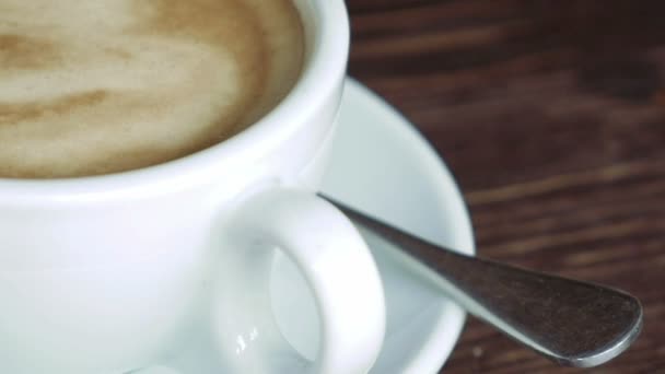 Tasse mit Kaffee, Untertasse und Teelöffel — Stockvideo