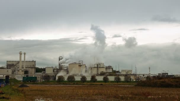 Fábrica de pila de humo y tubos de soplo en el aire — Vídeos de Stock