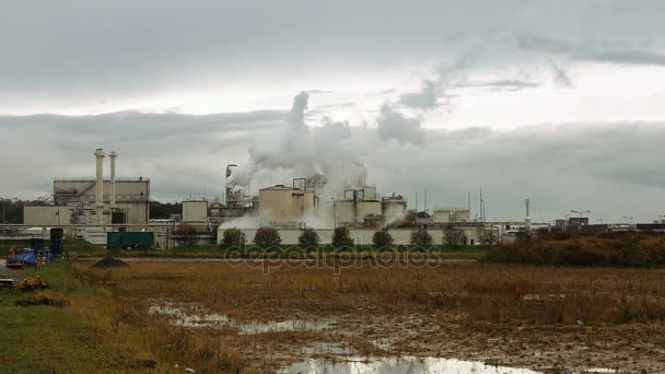 Fabriek rook stack en pijpen bladerdeeg in lucht — Stockvideo